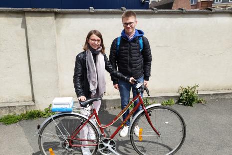 photo de deux étudiants devant le vélo équipé de leur projet TIPE