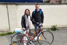 photo de deux étudiants devant le vélo équipé de leur projet TIPE